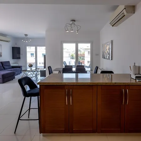Spacious 5br Mouttagiaka With Pool, Near * ليماسول