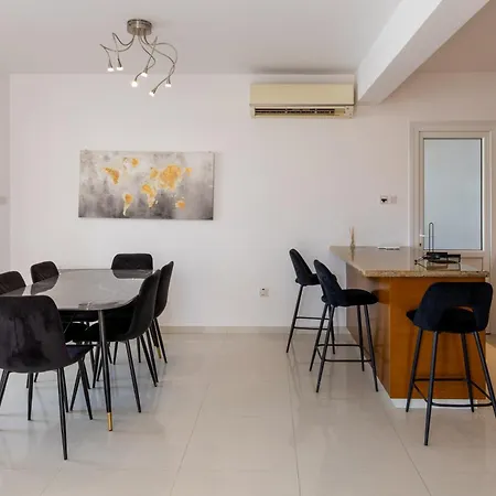 Spacious 5br Mouttagiaka With Pool, Near 别墅