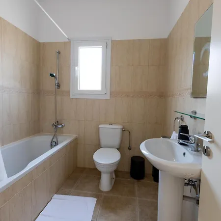 Spacious 5br Mouttagiaka With Pool, Near Limasol