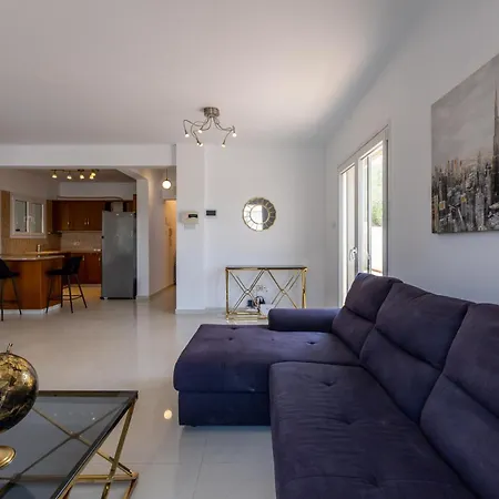 Villa Spacious 5br Mouttagiaka With Pool, Near