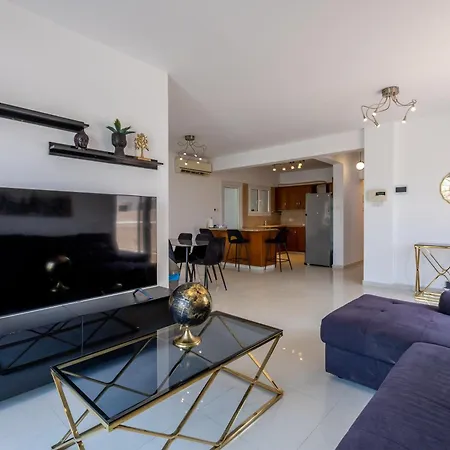 Spacious 5br Mouttagiaka With Pool, Near
