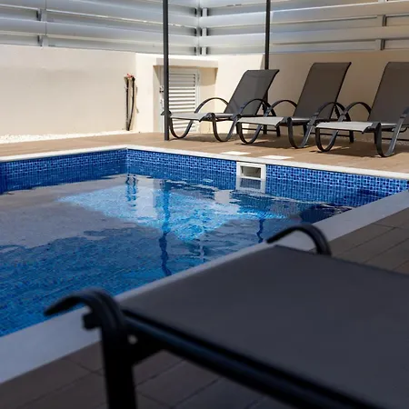 Spacious 5br Mouttagiaka With Pool, Near 别墅