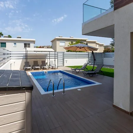 Spacious 5br Mouttagiaka With Pool, Near * Limasol